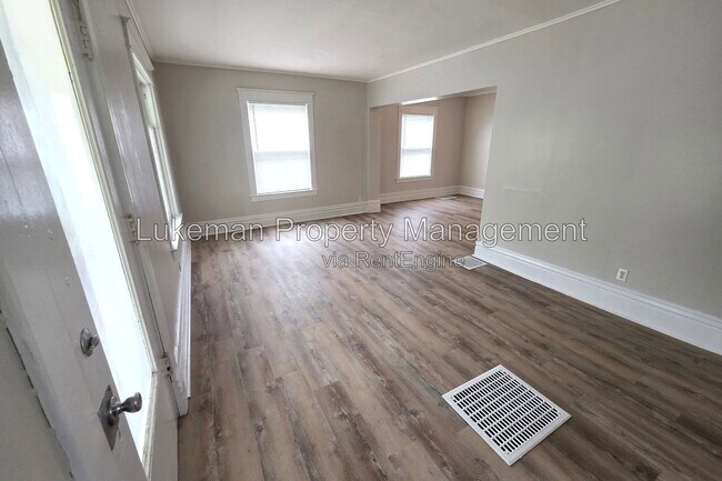 Foto del edificio - 817 Egleston Ave