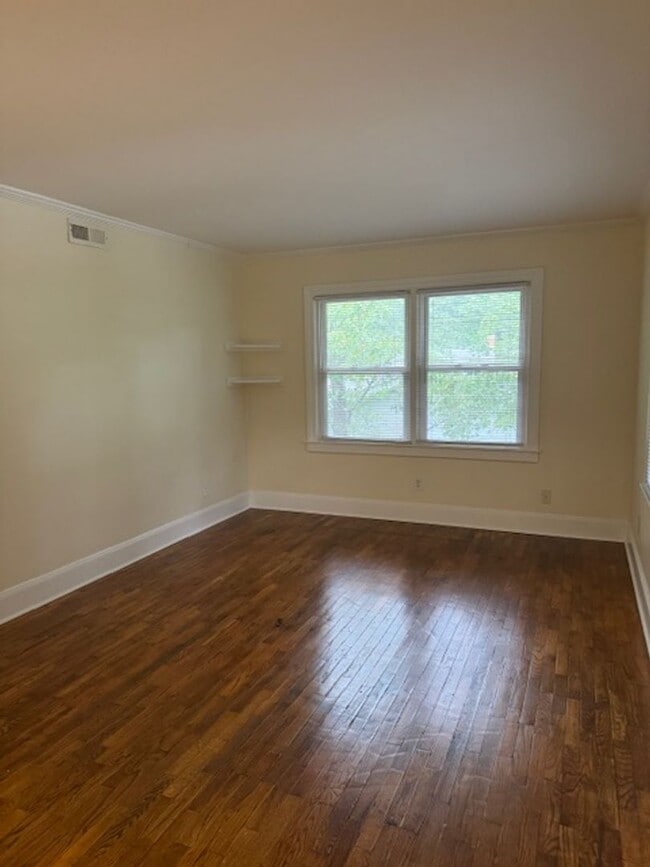 Building Photo - Centrally located, close to the Mall
