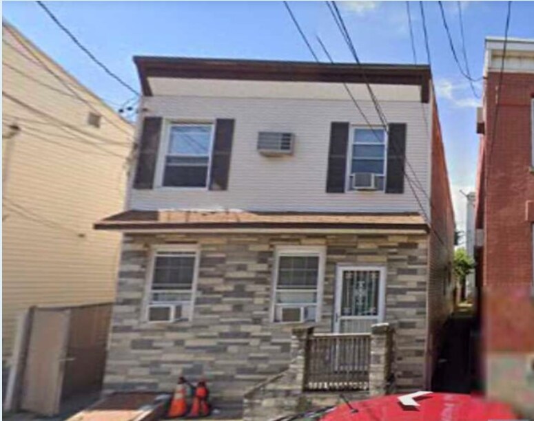 Primary Photo - 214 William St