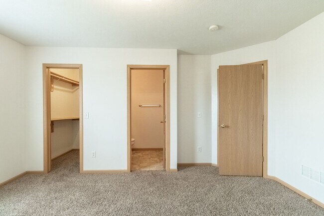 Foto del edificio - Renter's Dream with Brand New Flooring, Gr...