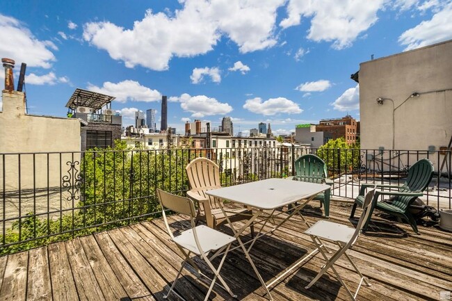 Building Photo - A 2 bedroom in the heart of Carroll Garden...