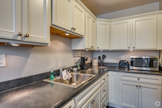 1BR, 1BA - 660SF - Kitchen - Knickerbocker on the Lake