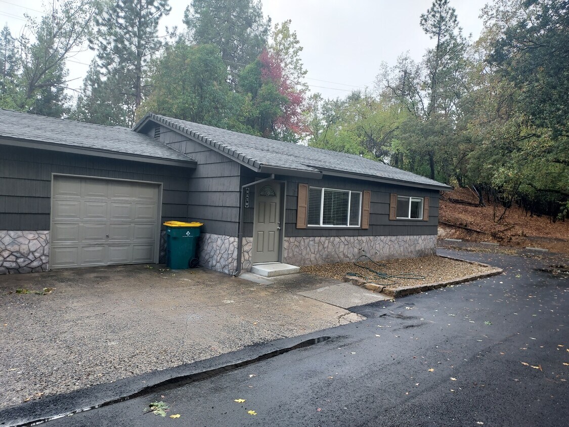 EXTERIOR, PRIVATE END UNIT NEXT TO PARKING - 957 Cottage St