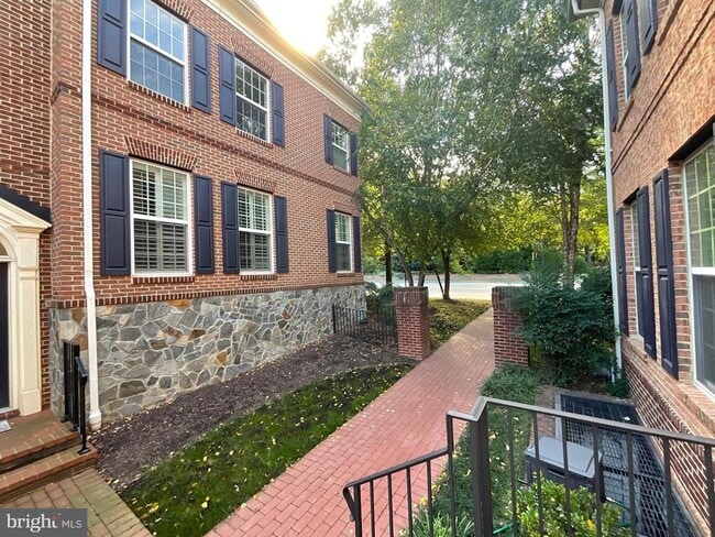 Building Photo - 3911 Chain Bridge Rd