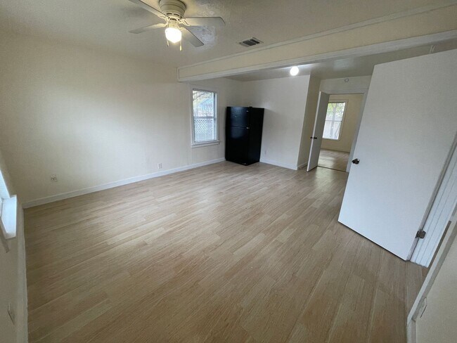 Foto del edificio - 107 W Texas Ave