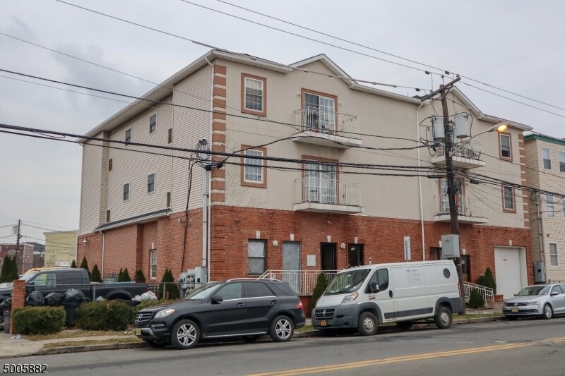 Primary Photo - 210 Trumbull St