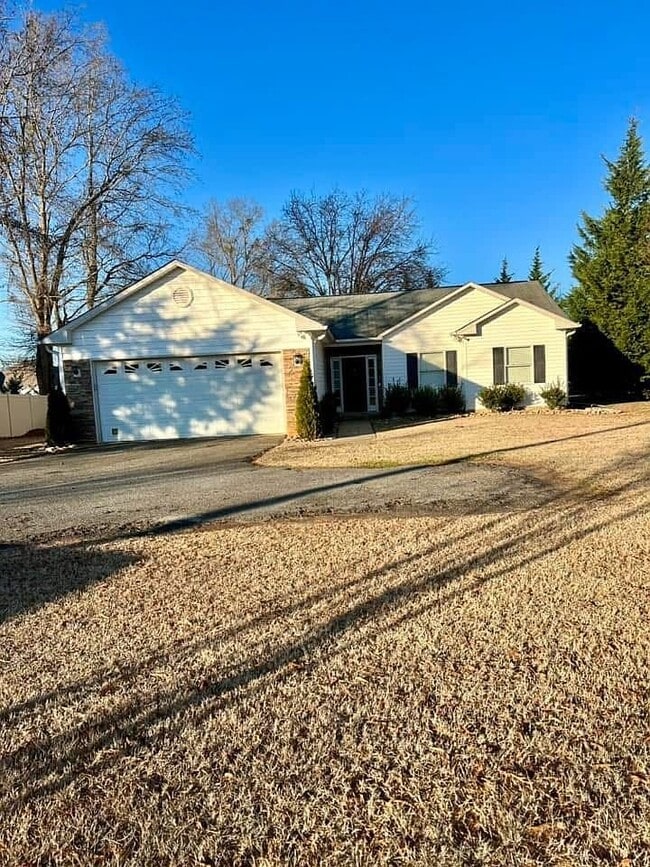 Building Photo - 975 Lightwood Knot Rd