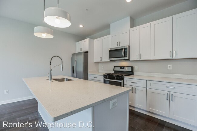 Foto del edificio - 3 br, 3 bath House - 2412 L'Enfant Square ...