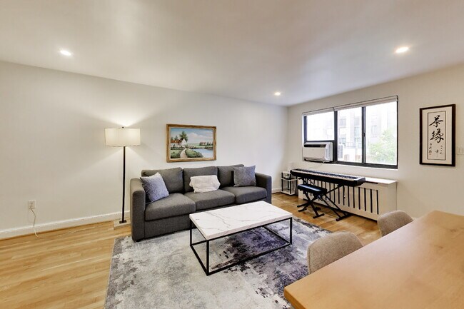 Foto del edificio - Top-Floor Rosslyn Condo with Georgetown Views