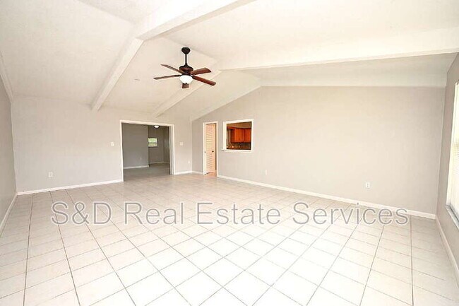 Building Photo - 907 Swann Dr