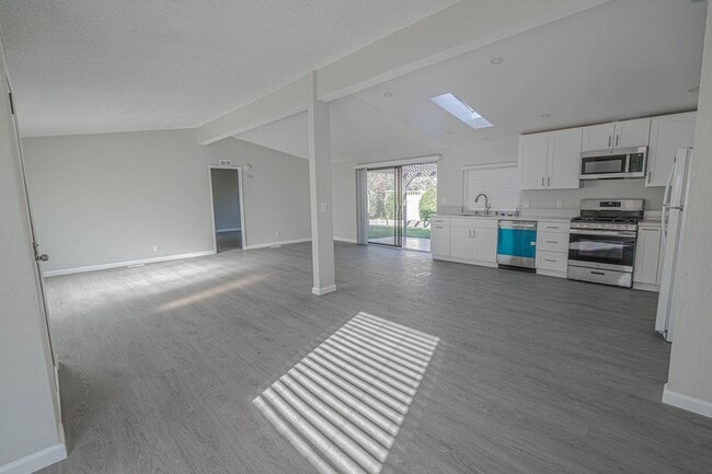 Building Photo - Charming 3-Bedroom Home with Remodeled Kitchen in Castaic!