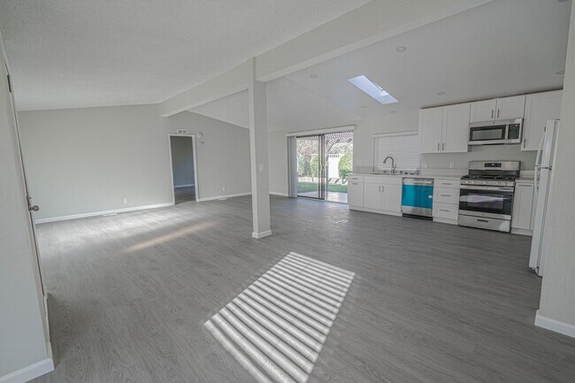 Foto del edificio - COMING SOON! Charming 3-Bedroom Home with Remodeled Kitchen in Castaic!