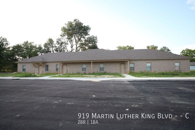 Building Photo - November move in special $800!!  Luxury 2 ...