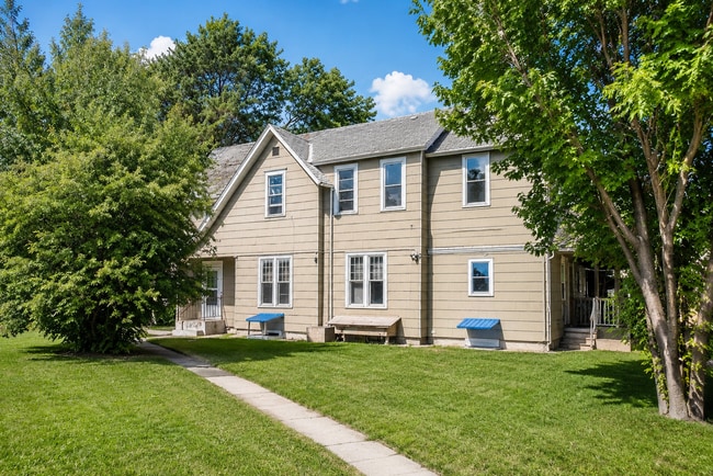 Building Photo - 911 E River Pky