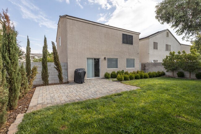 Building Photo - Very well mainted NW home with grass backyard