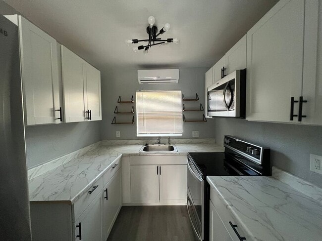 Building Photo - 351 Ave N NE