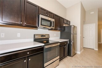 Building Photo - 1711 SW Dove Ln