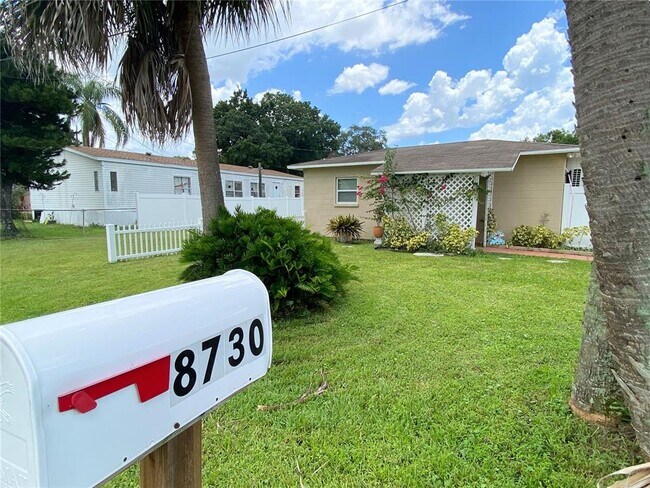 Foto del edificio - 8730 Mayflower Rd