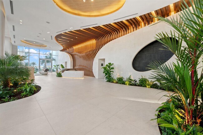 Foto del edificio - 700 NE 24th St