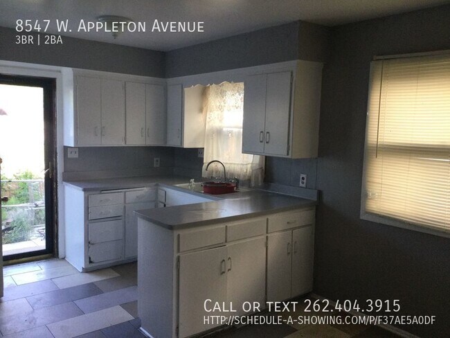 Building Photo - 3 Bedroom 1.5 Bath Townhouse in great loca...