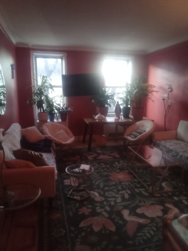 Foto del edificio - 1872 E 5th St