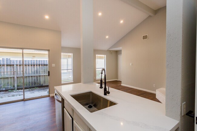 Foto del edificio - 5115 Beaver Hollow Dr