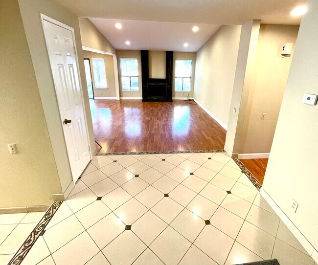 Foto del edificio - 3520 Pleasant Knl Dr