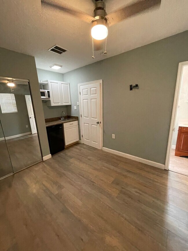 Foto del edificio - 1 Bedroom Efficiency Available - Saint Clo...