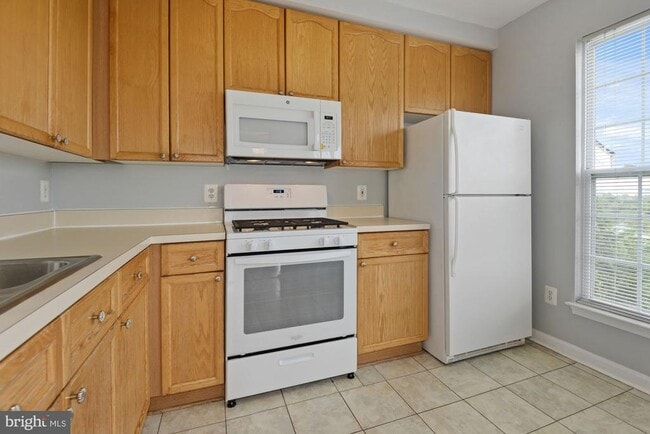 Building Photo - 2480 Angeline Dr