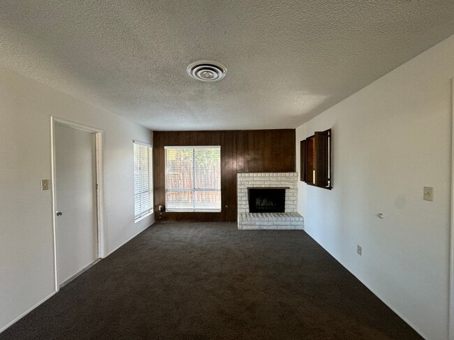 Building Photo - 4800 Summertree Ln