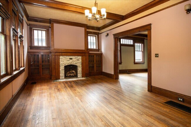 Building Photo - Very Spacious 4bd/2ba w/ Large Fenced-In B...