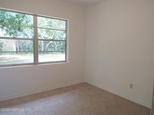 Building Photo - 122 Husson Ave