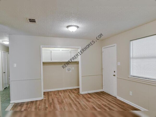 Foto del edificio - 705 Charlotte Cir