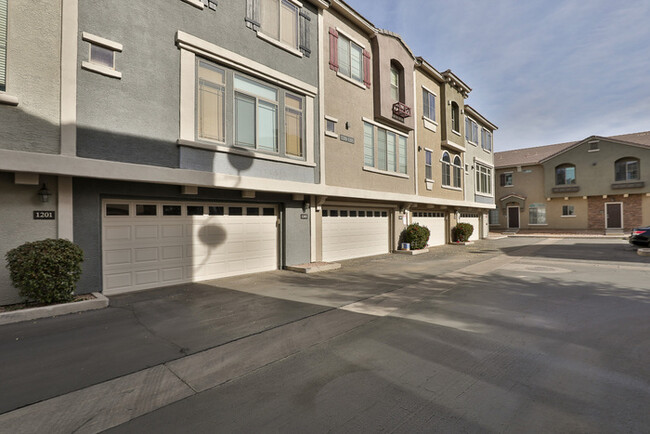 Building Photo - Tri Level, 2bd, 2.5ba condo