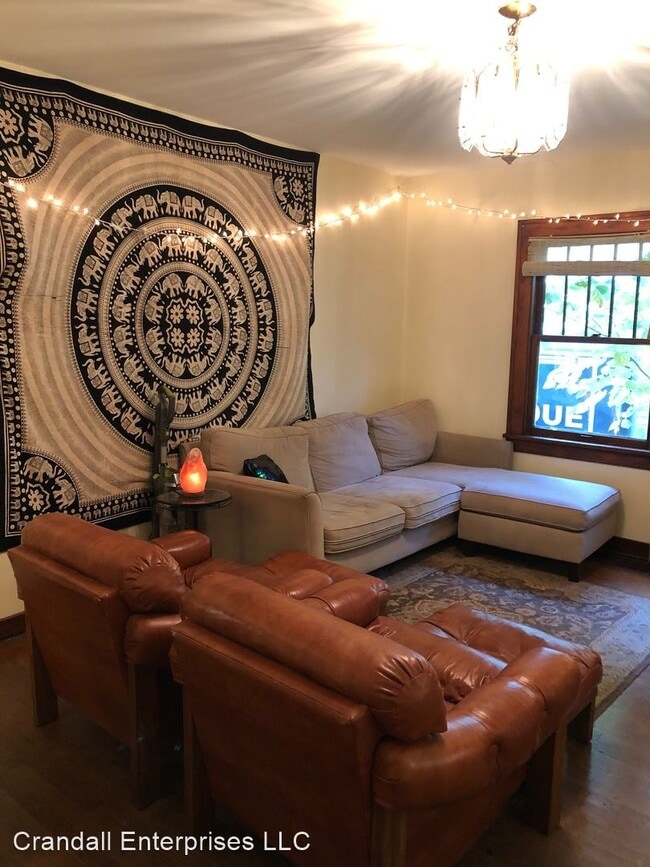 Building Photo - 3 br, 1 bath House - 147 E Oak Street