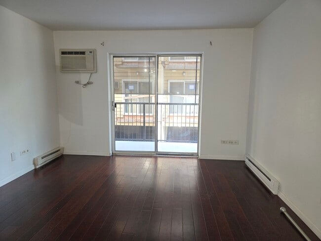 Foto del edificio - 310 Lathrop Ave