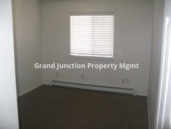 Building Photo - Downstairs Condo