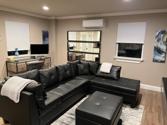 Building Photo - 7018 Cottonwood Cir