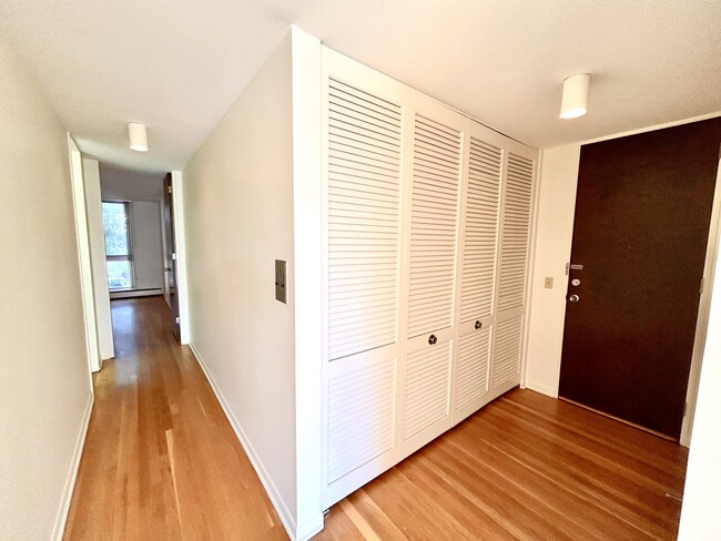 Hallway - 5435 N Artesian Ave