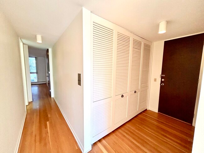Pasillo - 5435 N Artesian Ave