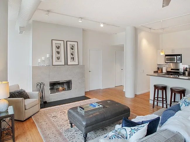 Photo - 939 W Huron St Apartment