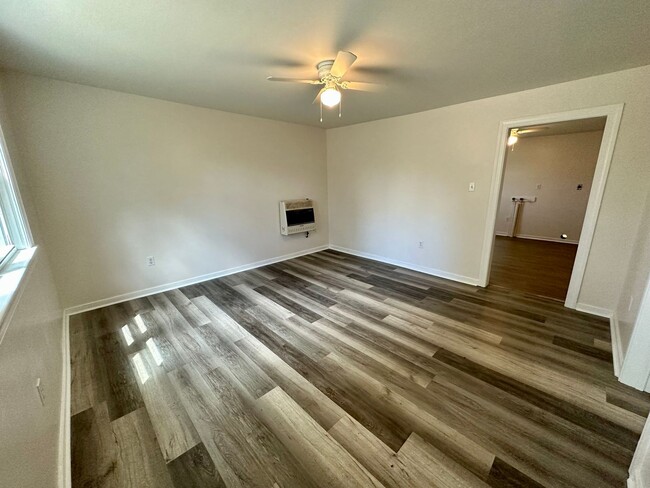 Building Photo - Newly Renovated 2 Bedroom 1 Bathroom Home ...