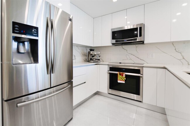 Building Photo - 1300 Brickell Bay Dr