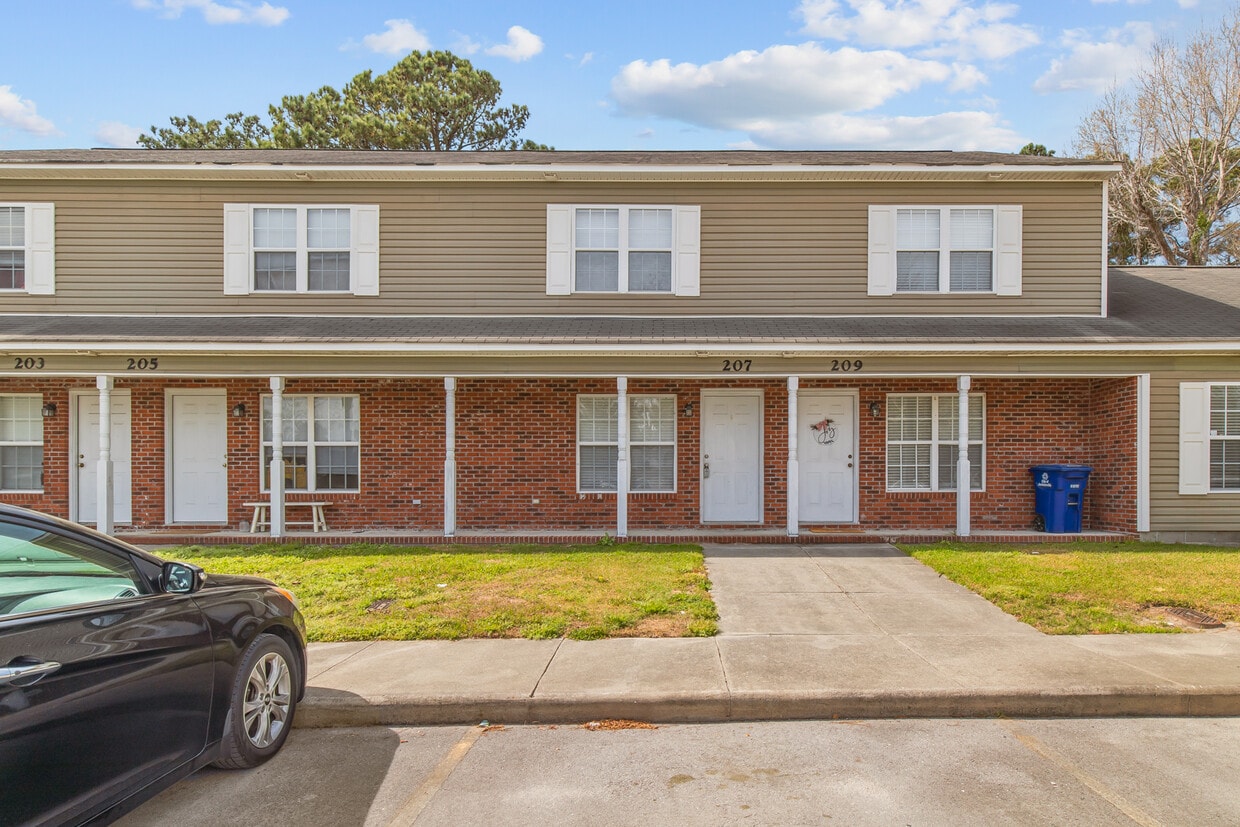 Primary Photo - 207 Palace Cir