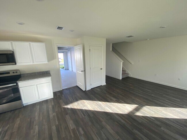 Foto del edificio - UNFURNISHED, 3 Bed, 2.5 bath, Newer 2 Story home in Sumter Villas, Sumterville - Close to Village...