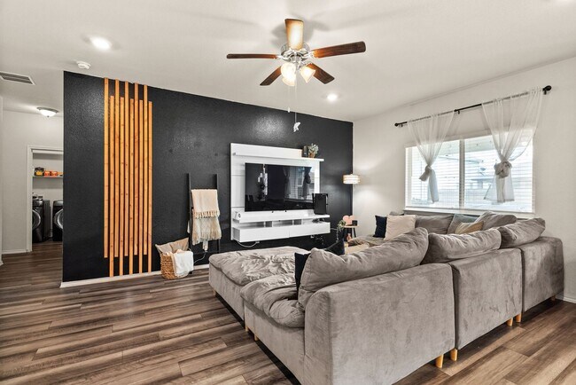 Building Photo - 310 Saddleback Trl