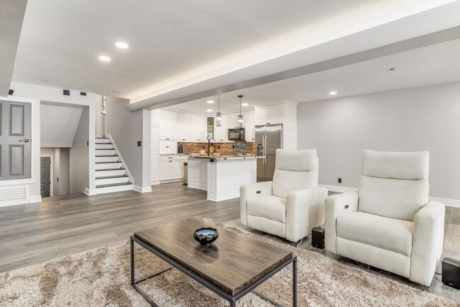 Building Photo - Experience Waterfront Living in Port Royal!