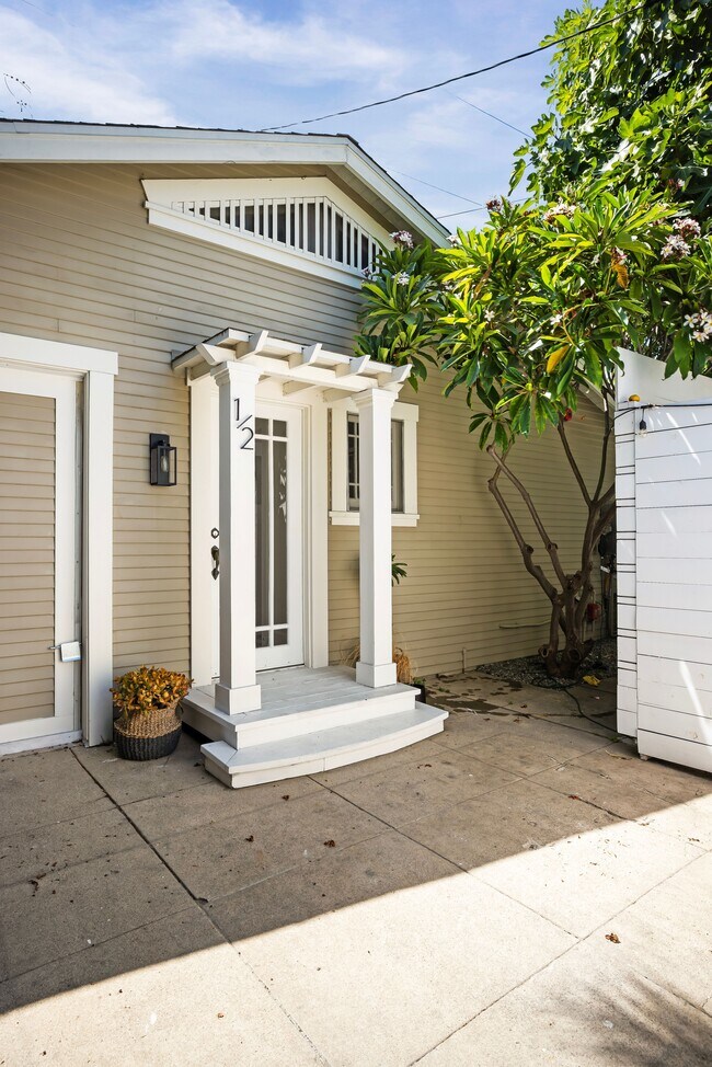 Building Photo - 1129 N Poinsettia Pl