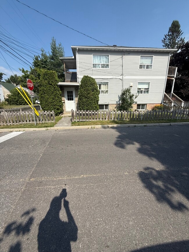 Côté du bâtiment. Entrée privée - 325 Lacasse Av