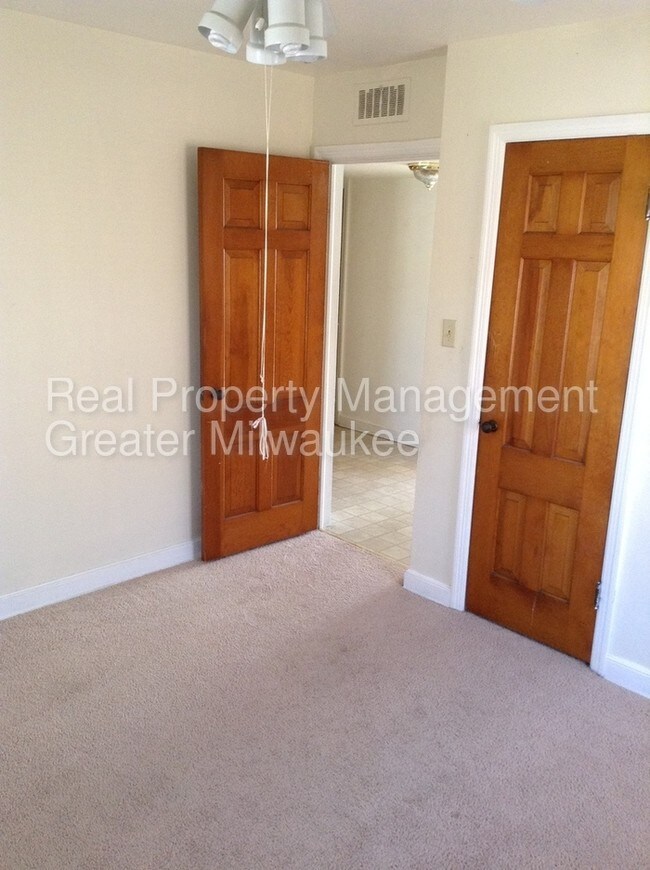 Building Photo - 524 N 90th St